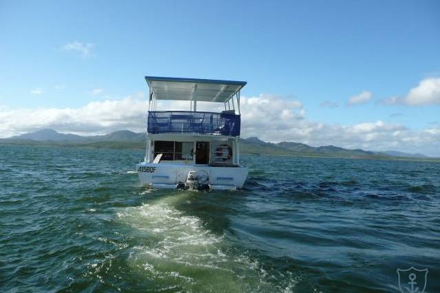 33\' ALUMINIUM HOUSEBOAT